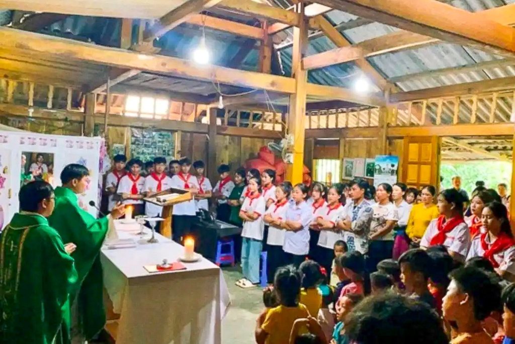 Des catholiques célèbrent la messe dans une chapelle de Lang Lao, le 7 août 2023 dans la province de Yen Bai.