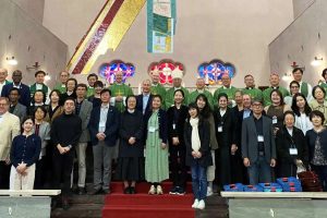 Des participants au Forum catholique pour la paix dans la péninsule coréenne, le 29 octobre dans la cathédrale d’Hiroshima, au Japon.