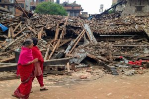 Des passants après un séisme au Népal en 2015. Le 3 novembre dernier, au moins 140 personnes sont décédées suite au séisme qui a frappé la région de Jajarkot.