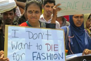 En avril 2015, une manifestation de travailleurs du textile bangladais, dénonçant des conditions de travail dangereuses un an après l’effondrement d’une usine.