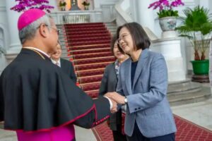 La présidente Tsai Ing-wen avec des représentants de la Conférence régionale des évêques chinois (nom officiel de la Conférence épiscopale taïwanaise).