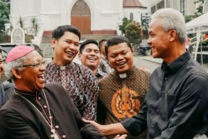 Le 10 février, le candidat à la présidence Ganjar Pranowo avec Mgr Paskalis Bruno Syukur, évêque de Bogor.