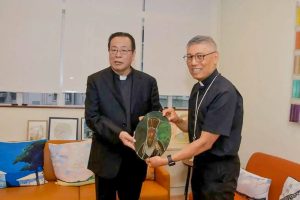 Mgr Joseph Li Shan, archevêque de Pékin (à gauche) remet une image du missionnaire italien Matteo Ricci au cardinal Chow, le 13 novembre à Hong-Kong.