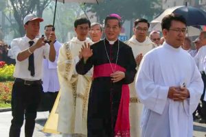 Mgr Joseph Nguyen Nang, le 11 décembre 2019 devant la cathédrale Notre-Dame de Hô-Chin-Minh-Ville (Saïgon).