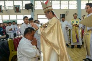 Mgr Wong, archevêque de Kota Kinabalu, a présidé l’ordination de Bradley Stephen Belly, premier prêtre Rungus, le 8 novembre dernier dans l’État de Sabah (Bornéo).