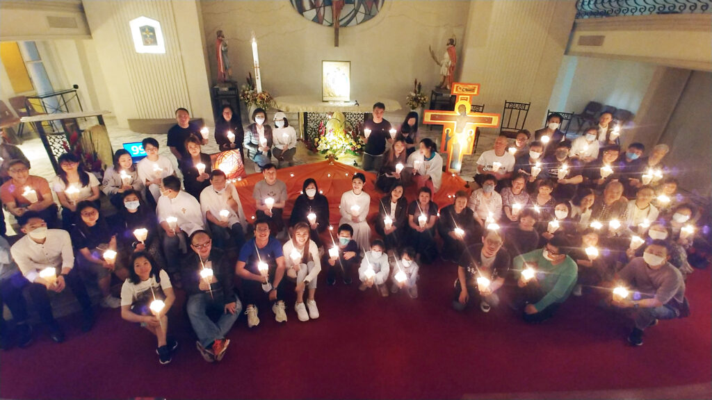 Participants à la prière de Taizé, le second mardi du mois, temps de pâques 2023.