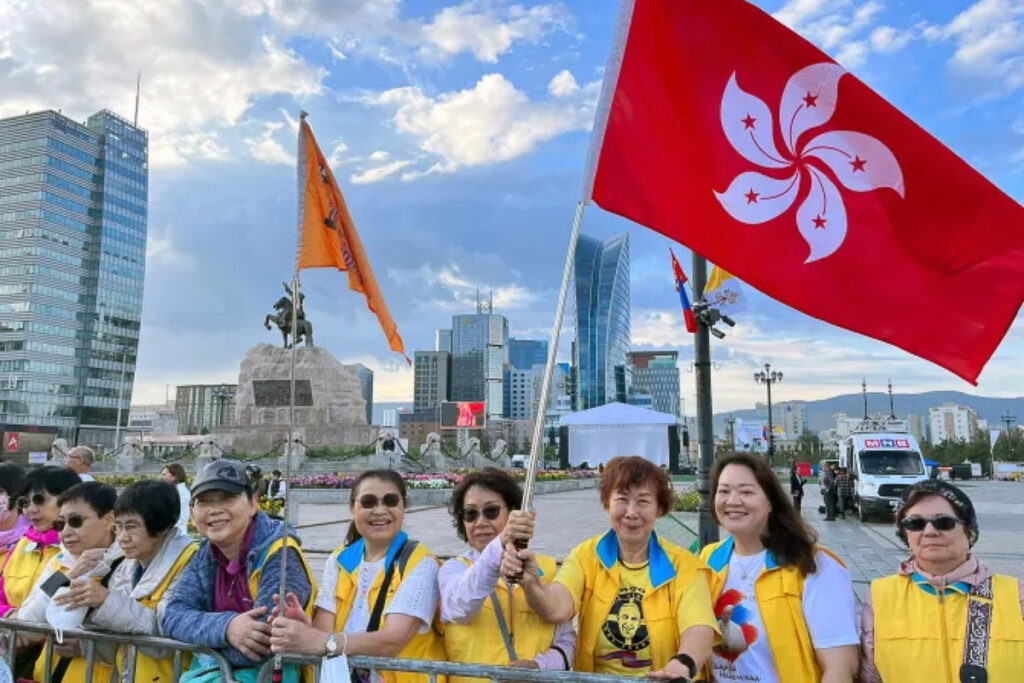 Des catholiques pèlerins hongkongais lors de la cérémonie d’accueil du pape François en Mongolie, le 2 septembre 2023 à Oulan-Bator sur la place Sukhbaatar.