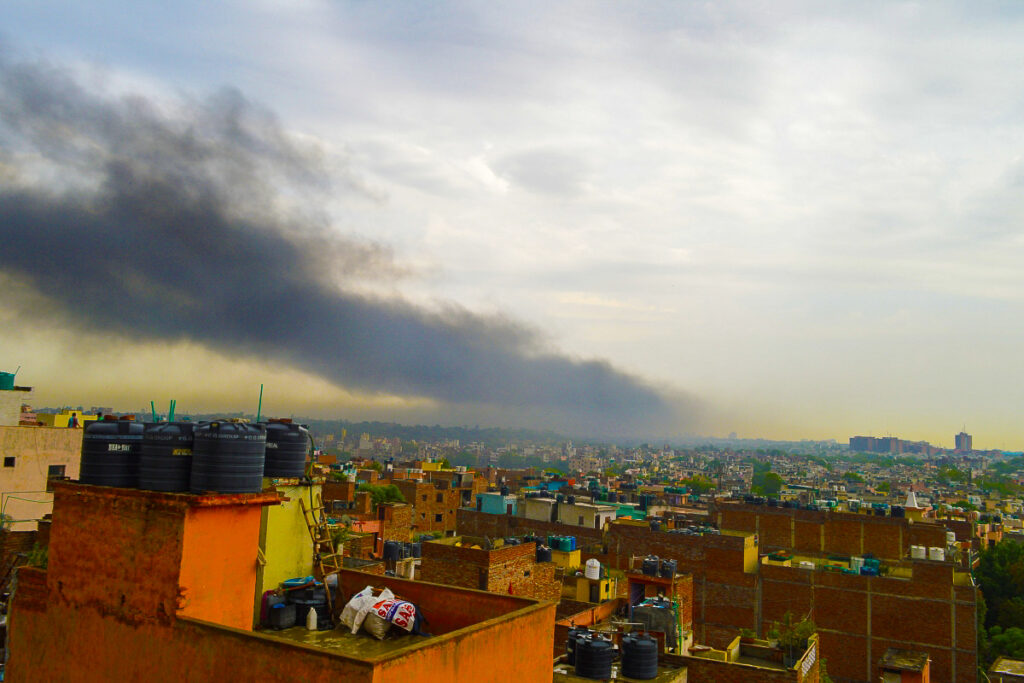 La capitale nationale de l’Inde, New Delhi, est classée comme la ville ayant la pire qualité de l’air au monde avec une concentration de PM2,5 de 92,7 µg/m3 en 2023.