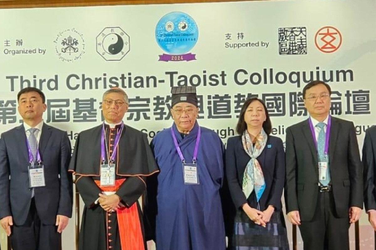Le cardinal Stephen Chow, archevêque de Hong-Kong, avec des participants au 3e Colloque chrétien-taoïste.