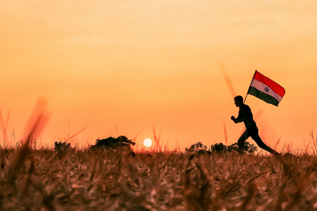 Un homme portant le drapeau national de l’Inde lors du Jour de l’indépendance, en août 2020.