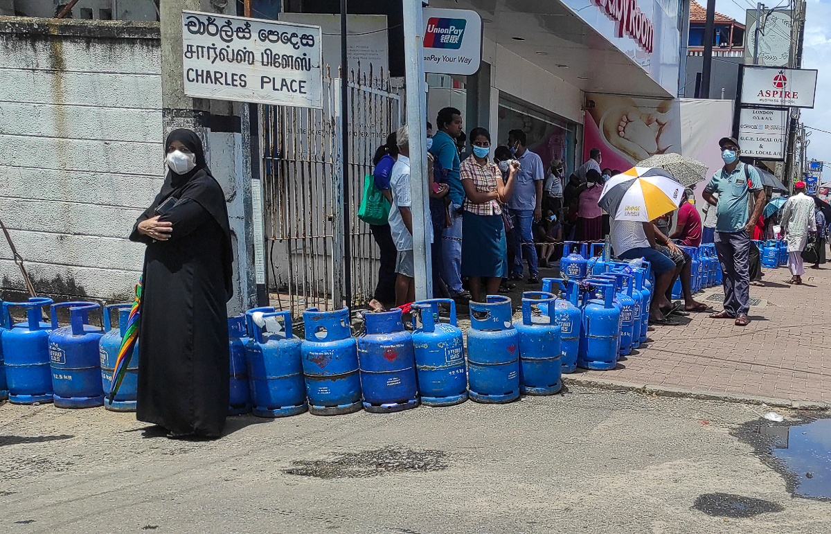 Une file d’attente devant des bouteilles de gaz au Sri Lanka, en pleine pénurie en mai 2022.