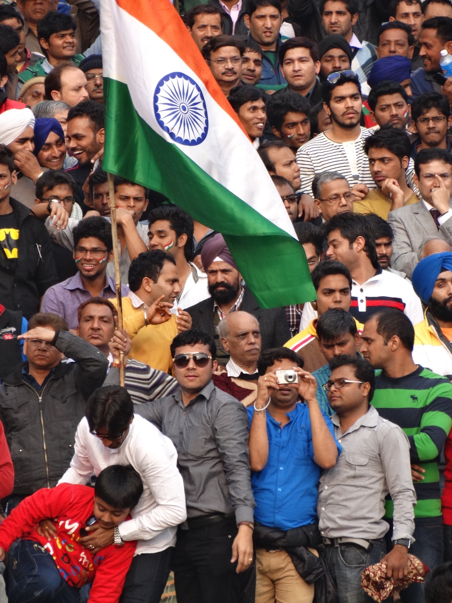 Une foule avec un drapeau indien lors d’une cérémonie de fermeture de la frontière, dans l’unique poste-frontière terrestre entre l’Inde et le Pakistan, près d’Amritsar (Pendjab).