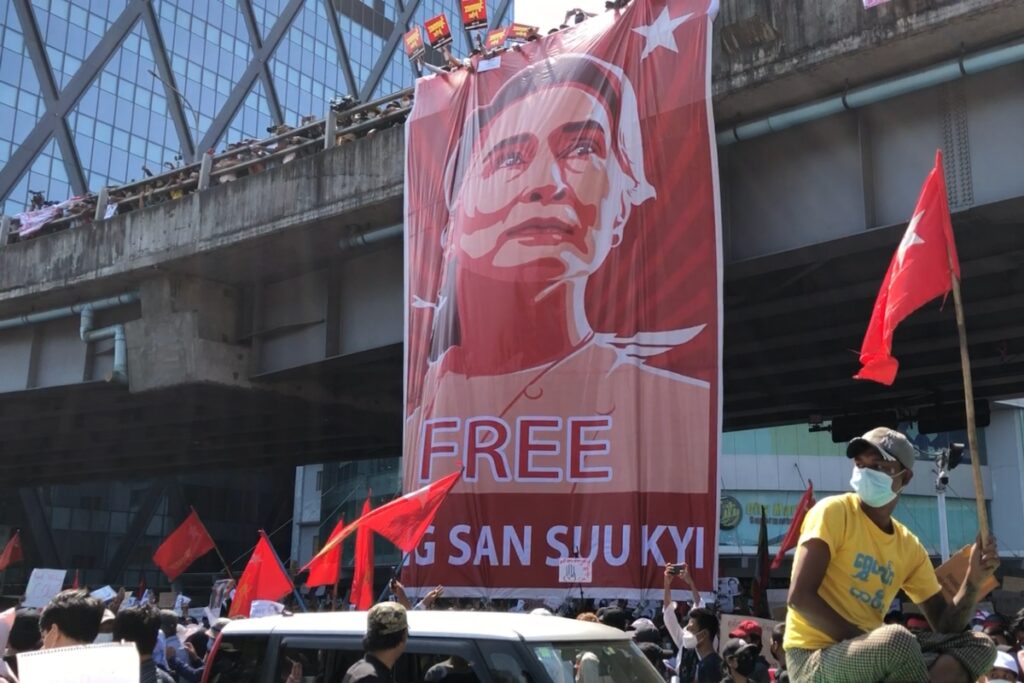 Des manifestants en Birmanie après le coup d’État de février 2021, avec un portrait d’Aung San Suu Kyi.