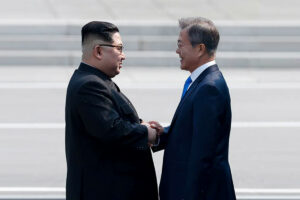 Kim Jong-un avec l’ancien président sud-coréen Moon Jae-in, le 27 avril 2018 lors d’un sommet intercoréen.