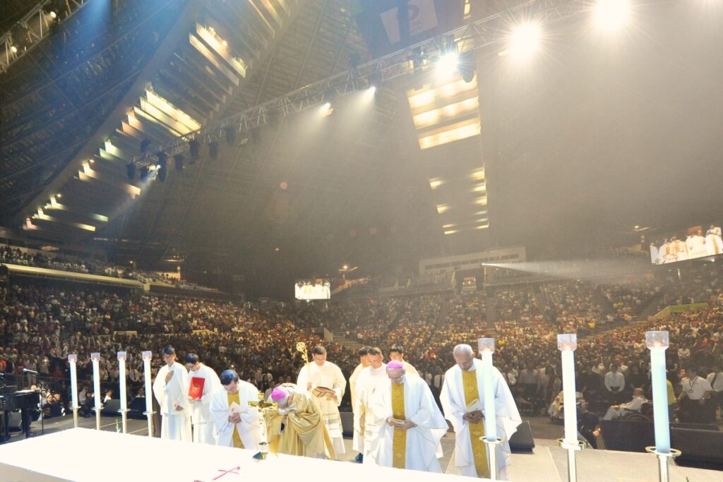 Le cardinal William Goh, archevêque de Singapour, le 4 juillet 2015 lors d’une messe au Singapore Indoor Stadium (un palais omnisports situé dans le quartier de Kallang).