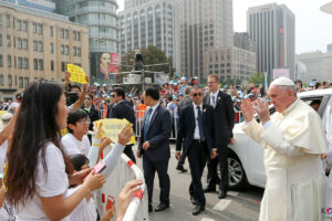 Le pape François durant son voyage en Corée du Sud, en 2014 à Gwanghwamun, Séoul. Celui de septembre prochain sera son 42e voyage apostolique à l’étranger.