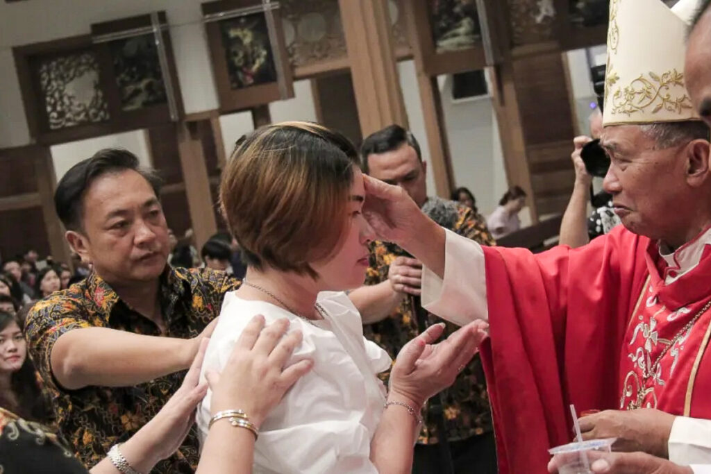 Mgr Agustinus Agus, archevêque de Pontianak (ici lors d’une messe de confirmation).