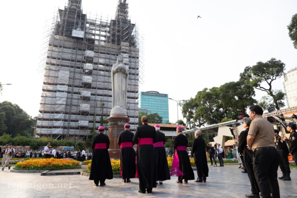 Mgr Paul Gallagher, secrétaire du Saint-Siège pour les Relations avec les États, devant la cathédrale de Saïgon lors de sa visite au Vietnam en avril.