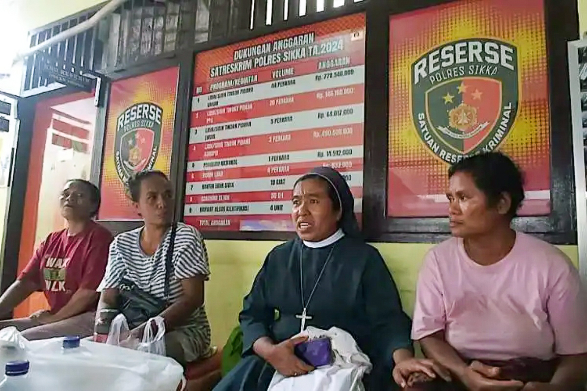 Sœur Maria Fransiska Imaculata (deuxième à partir de la droite), de l’équipe Humanitarian Volunteer Team, le 7 avril dans la région de Sikka, Flores.