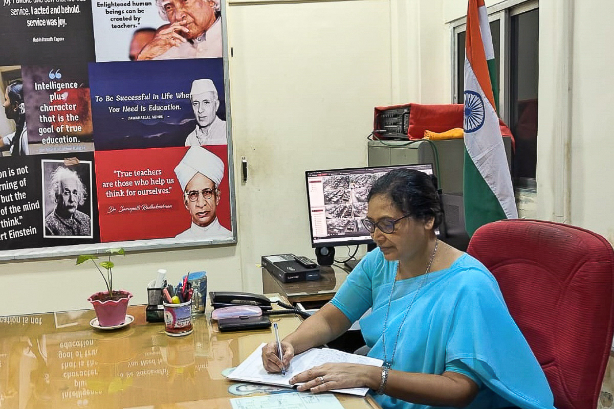 Sœur Swarna, directrice d’un lycée de Mumbai : « Dans mon bureau, il y a des photos de leaders comme Gandhi et Nehru. Quand un élève entre, je fais en sorte qu’il apprenne une citation. »