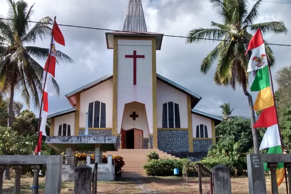 Une église catholique dans la province des petites îles de la Sonde orientales, dans l’est de l’Indonésie. Le pape doit se rendre dans le pays le 3 septembre prochain.