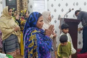 Une messe en décembre 2023 à l’église catholique de la Sainte-Croix, à Basti Saiden Sah, Lahore.