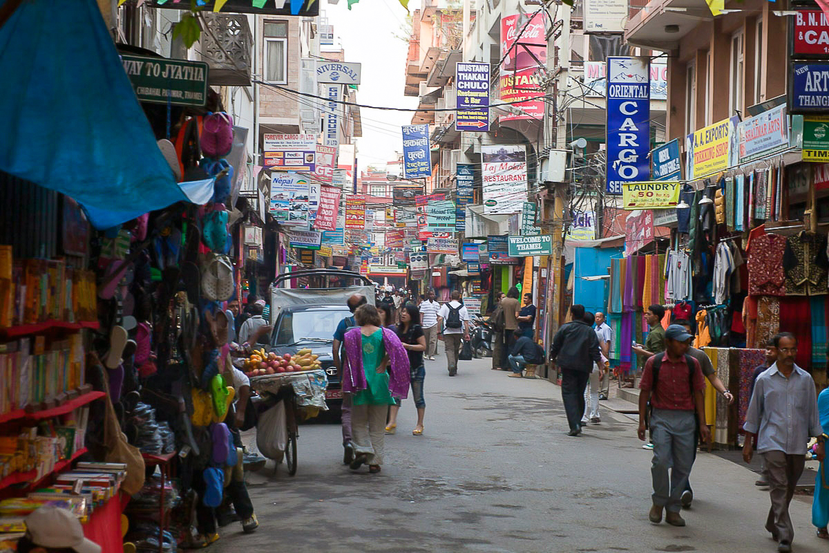 Une rue du quartier de Thamel, à Katmandou, Népal. En Asie, la traitre des personnes s’observe notamment au Népal, sous forme d'exploitation sexuelle.
