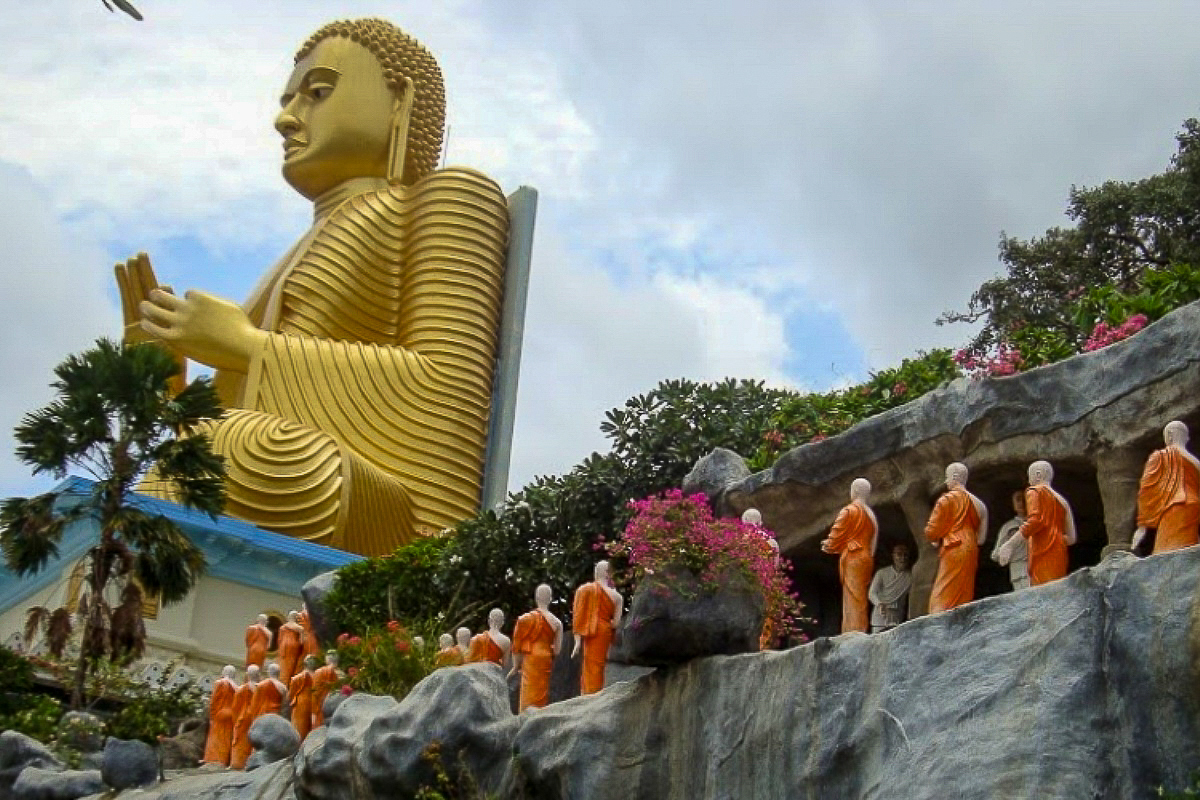 Une statue de Bouddha entouré de ses disciples, dans un centre bouddhiste populaire au Sri Lanka.