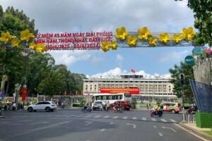 Des fleurs, des drapeaux et des bannières décorent la rue menant à l’ancien palais de l’Indépendance, le 30 avril à Ho-Chi-Minh-Ville à l’occasion du Jour de la Réunification.