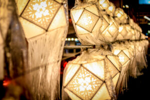 Des lanternes accrochées pour la fête bouddhiste de Vesak, célébrée cette année ce jeudi 23 mai.