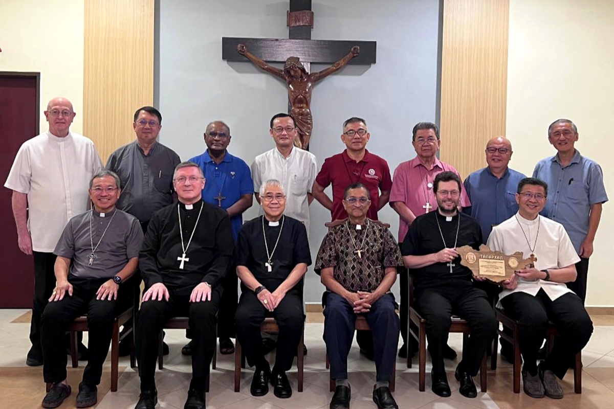 Des membres de la Conférence épiscopale de Malaisie-Singapour-Brunei, dont le cardinal William Goh, archevêque de Singapour (au premier rang, 3e à partir de la gauche).