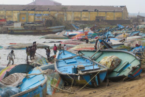 En 2013 après le passage d’un cyclone dans le port de Gopalpur, dans l’État d’Odisha en Inde.