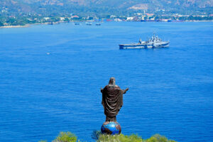 La statue du Cristo Rei (Christ-Roi), 27 m de haut, au-dessus du port de Dili, la capitale du Timor oriental.