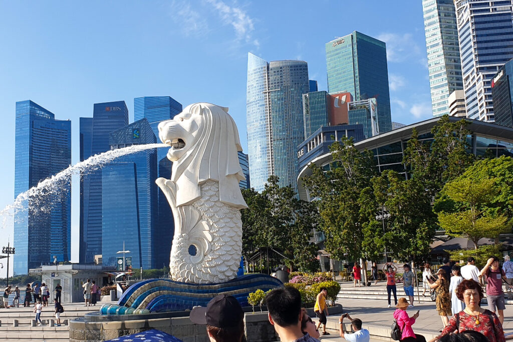 La statue du Merlion, emblème commercial à Singapour. C’est ce temple de la prospérité économique en Asie que le pape François visitera en septembre prochain.
