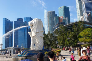 La statue du Merlion, emblème commercial à Singapour. C’est ce temple de la prospérité économique en Asie que le pape François visitera en septembre prochain.