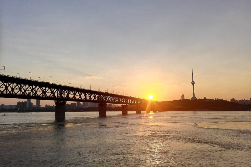 Légende : Le pont de Wuhan, sur le fleuve Yangzi Jiang. La blogueuse chinoise Zhang Zhan, une des premières à avoir parlé de la pandémie à Wuhan, a été libérée.