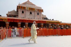 Narendra Modi lors de la cérémonie Pran Pratishtha du temple Shree Ram Janmaboomi à Ayodhya, Uttar Pradesh, le 22 janvier 2024.