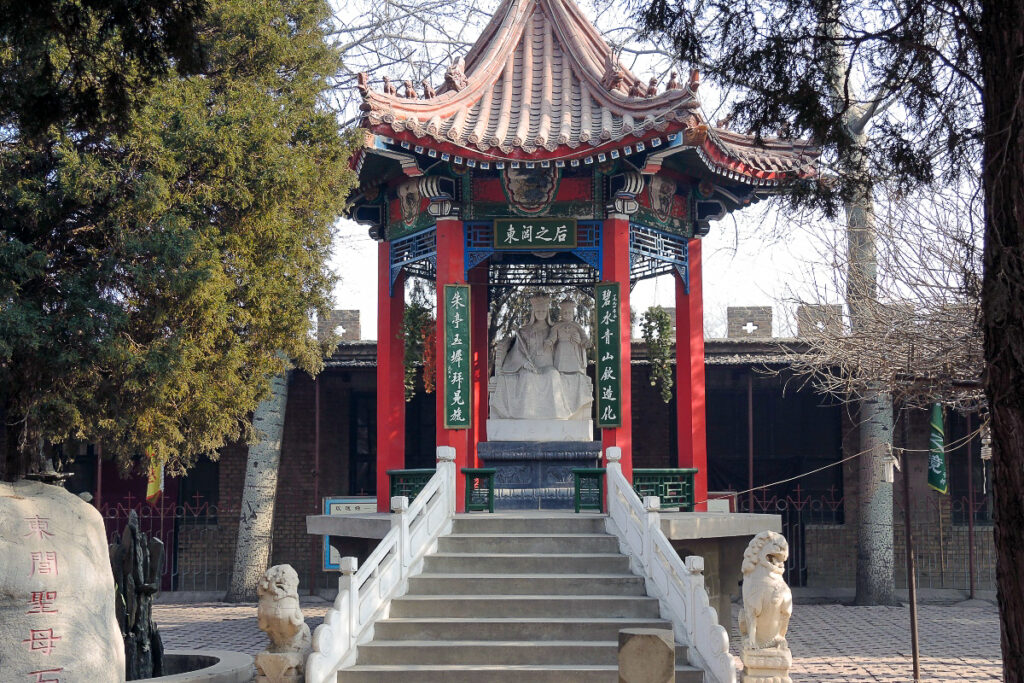 Selon Maximum Illud (1919, Benoît XV), la foi dans le Christ « n’appartient pas exclusivement à une nation en particulier » (ici un oratoire à Notre-Dame de Chine dans un jardin au Hebei).