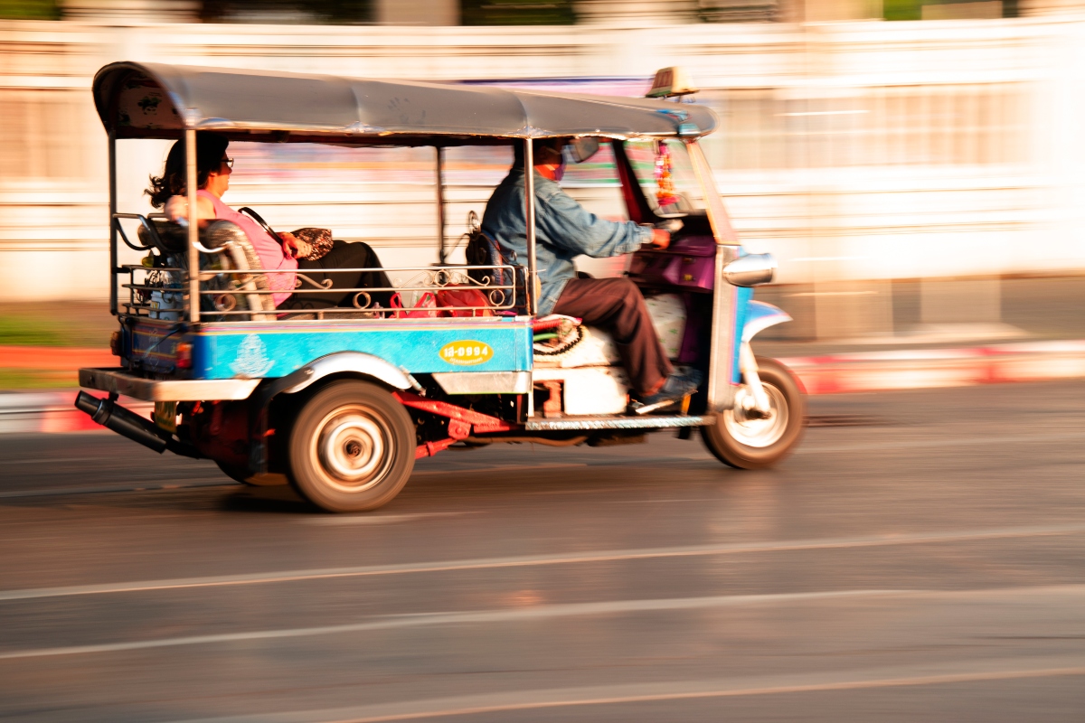 Un tuktuk à Bangkok. Les travailleurs les plus pauvres subissent doublement les effets de la chaleur.