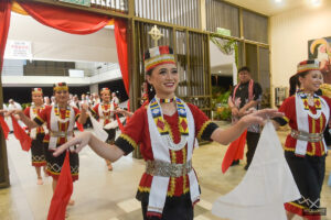 Une danse traditionnelle lors d’une procession d’entrée, en mai 2024 durant une messe spéciale pour le festival Gawai, la fête des récoltes célébrée à Bornéo.