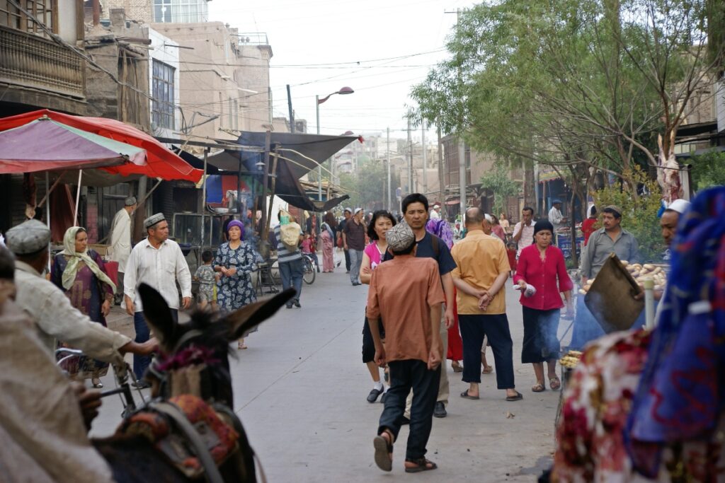 Une scène de rue dans la ville de Kashgar, au Xianjiang, dans le nord-ouest de la Chine.