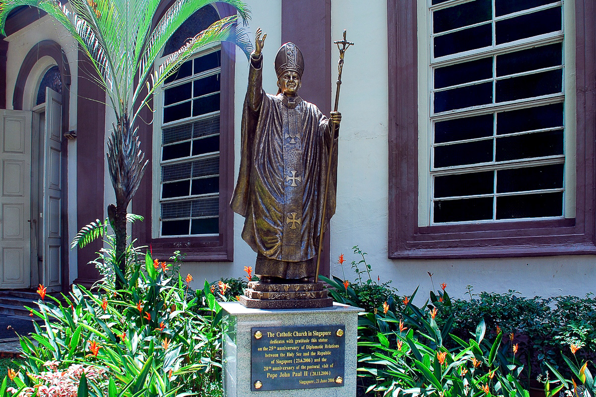 Une statue du pape Jean-Paul II sur le site de la cathédrale du Bon-Pasteur à Singapour (érigée en 2006, vingt ans après la visite du saint pape dans la cité-État en 1986).