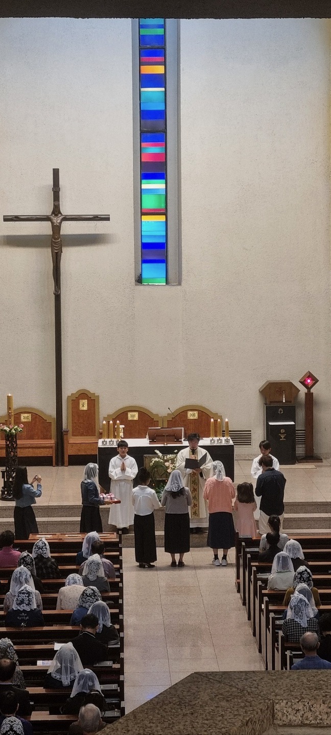 Prière dans une église de Séoul avec cinq couples, le 15 mai 2023.