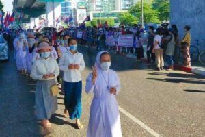 Des religieuses catholiques manifestent dans la rue en Birmanie. Pour le père Aung Kyaw Thun, les religieuses birmanes sont « extrêmement courageuses et résilientes » malgré la crise.