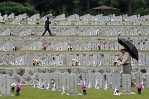 Des visiteurs au cimetière national de Séoul à l’occasion du Memorial Day (6 juin), la journée de commémoration des héros morts pour la patrie durant la guerre de Corée (1950-1953).