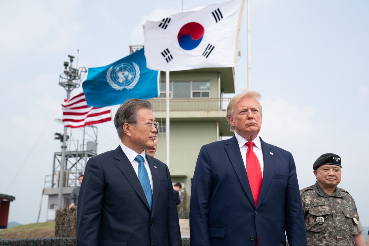 L’ancien président sud-coréen Moon Jae-in (à gauche), en 2019 avec Donald Trump dans la DMZ (zone coréenne démilitarisée).