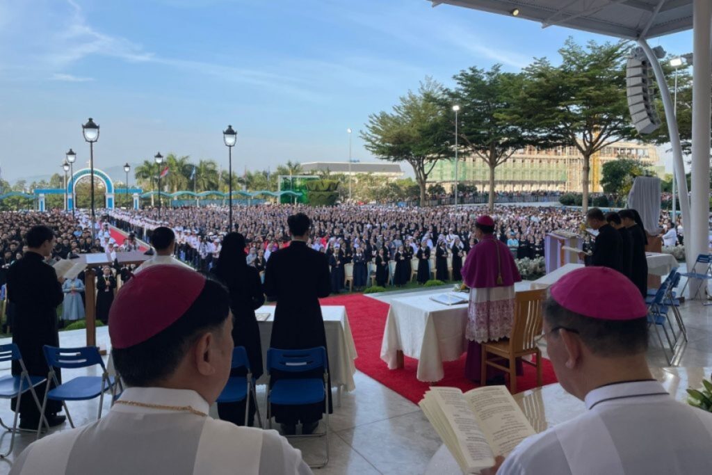 Le 13 janvier 2024, durant la messe d’ouverture de la phase diocésaine de la cause de béatification de Mgr Pierre Lambert de la Motte, en présence de 20 000 personnes.