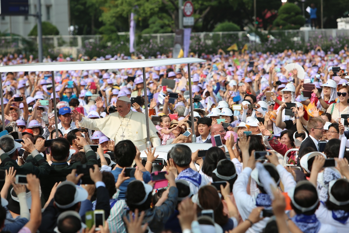 Le 16 août 2014 à Séoul, Corée du Sud, le pape François salue les pèlerins coréens avant la messe de béatification des 124 Martyrs de Corée.