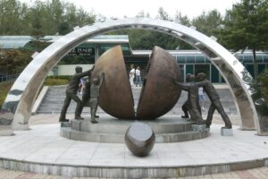 Monument de l’Unification, une sculpture symbolisant la paix intercoréenne, située au troisième tunnel de la DMZ (zone démilitarisée). Le Nord et le Sud sont représentés comme se rapprochant l’un l’autre, devant le musée de la DMZ.