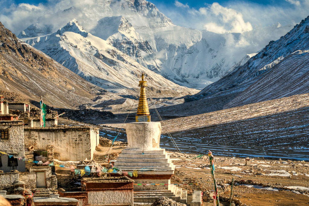 Le camp de base du mont Everest et le monastère de Rongbuk. L’armée népalaise a retiré 11 tonnes de déchets et cinq corps dans l’Everest et deux autres sommets de l’Himalaya.